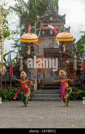 Bailarinas durante el baile Barong y Kris, que cuenta una batalla entre el espíritu bueno y el mal, realizado en Batubulan, Bali Indonesia. Foto de stock