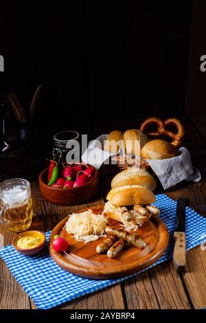 nürnberger rústico, bratwurst con sauerkraut y rollo Foto de stock