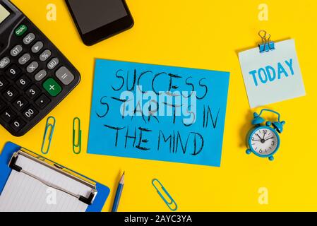 La nota de la escritura que demuestra el éxito comienza en la mente. Presentación de fotos de negocios ponga su mente en la positividad puede ir un clip largo camino