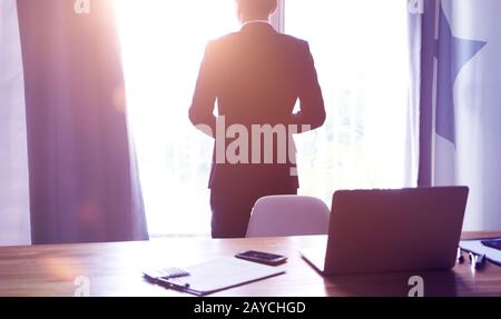 Ángulo de visión trasera del empresario pensando en la visión de futuro en la oficina .