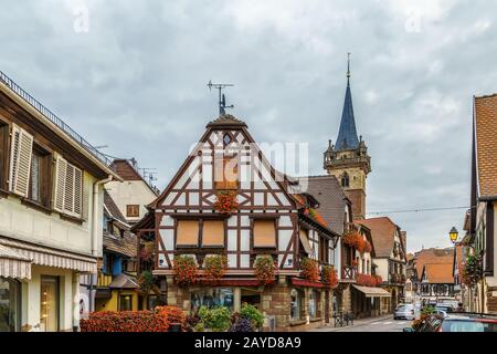 Calle en Obermai, Alsacia, Francia Foto de stock