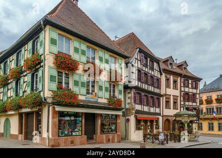 Calle en Obermai, Alsacia, Francia Foto de stock