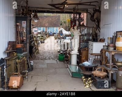 Debajo de Stairs of Hungerford, Antique Dealer, Hungerford, Berkshire, Inglaterra, Reino Unido, GB. Foto de stock