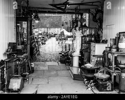 Antigüedad en blanco y negro, debajo de las escaleras de Hungerford, distribuidor de antigüedades, Hungerford, Berkshire, Inglaterra, Reino Unido, GB. Foto de stock