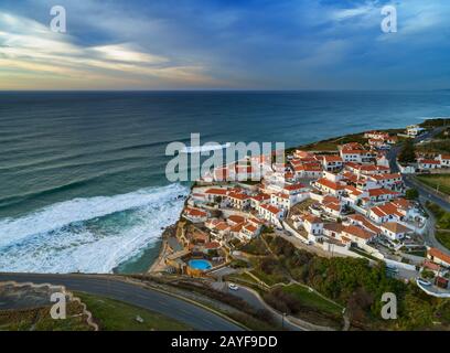 La ciudad costera de Azenhas do Mar en Portugal