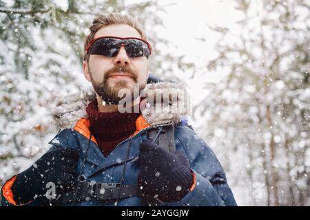 Hombre con gafas de nieve