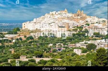 Vista panorámica de Ostuni en un soleado día de verano, Apulia (Puglia), al sur de Italia. Foto de stock