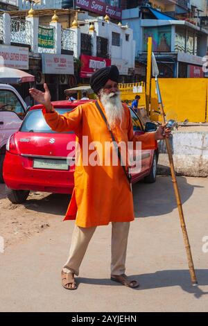 Nueva DELHI, INDIA - 06 DE OCTUBRE de 2019: Akali Nihang Sikh Warrior cerca de la Gurudwara Sis Ganj Sahib es uno de los nueve Gurdanas históricos en Nueva Delhi