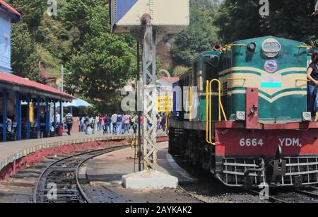tren de juguete de montaña nilgiri (tren de juguete ooty) en la estación coonoor, tamilnadu en la india Foto de stock