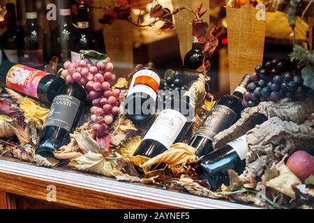 17 DE OCTUBRE de 2018, PIENZA, ITALIA: Venta de vinos Montalcino en el mercado local de la Toscana
