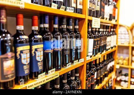 17 DE OCTUBRE de 2018, PIENZA, ITALIA: Venta de vinos Montalcino en el mercado local de la Toscana