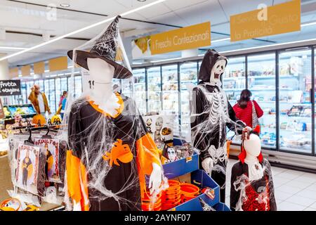17 DE OCTUBRE de 2018, PIENZA, ITALIA: Supermercado decorado Halloween