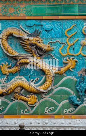 Detalle de un dragón en la pared De Nueve dragones (Pantalla De Nueve dragones) en la Ciudad Prohibida, en Beijing, China. Foto de stock
