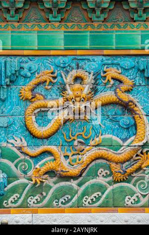 Detalle de un dragón en la pared De Nueve dragones (Pantalla De Nueve dragones) en la Ciudad Prohibida, en Beijing, China. Foto de stock