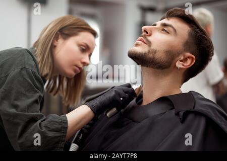Barbero hombre barbería belleza adulto salón cuidado barba