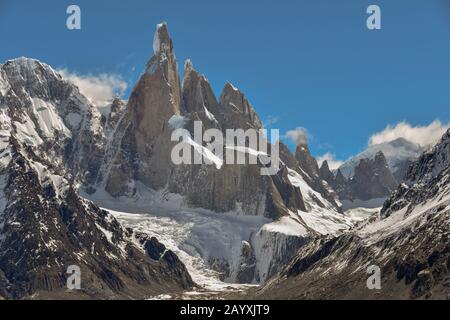 Impresionantes montañas y glaciares Cerro Torre, Torre Egger y Punta Herron en los andes de la Patagonia, Argentina