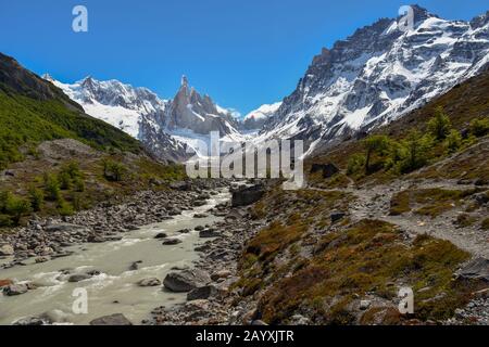 Río Fitz Roy con Mt. Cerro Torre y sus picos y glaciares circundantes, Patagonia