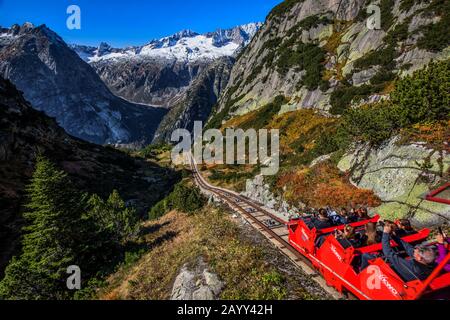 HANDEGG, SUIZA - Octubre 2019 - Gelmerbahn cerca del paso Grimsel en los Alpes suizos, Gelmersee, Suiza, Oberland bernés, Suiza. Foto de stock