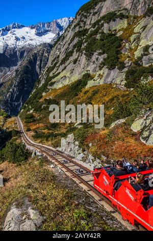 HANDEGG, SUIZA - Octubre 2019 - Gelmerbahn cerca del paso Grimsel en los Alpes suizos, Gelmersee, Suiza, Oberland bernés, Suiza. Foto de stock