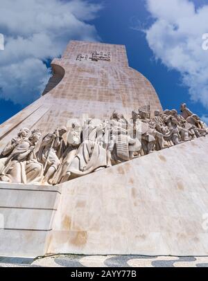 Monumento a los descubrimientos en el paseo marítimo de Lisboa Foto de stock