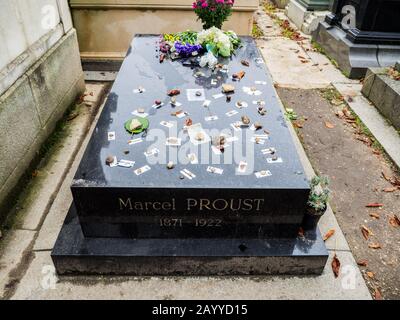 Lápida de Marcel Proust, escritor francés de mármol negro con flores y entradas dejadas como símbolo en el monumental cementerio de Pere Lachaise en París Foto de stock