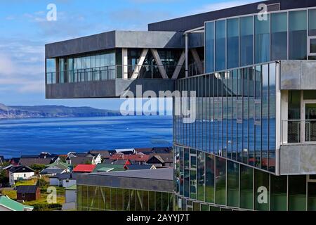 Arquitectura moderna del Glasir Tórshavn College frente a Casas tradicionales, Islas Feroe, Streymoy, Torshavn Foto de stock