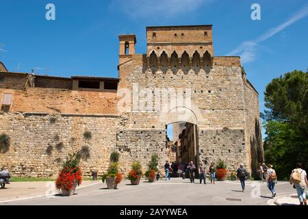 Una de las puertas de la ciudad medieval amurallada de San Gimignano en Toscana, Italia. Foto de stock