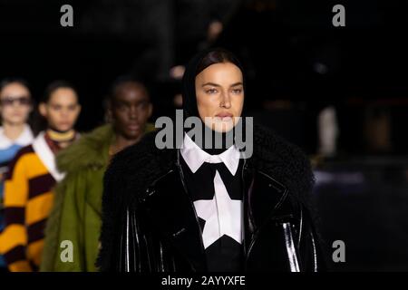 Irina Shayk lanza la colección de sujetadores Intimissimi Perfect Bra y su  libro, Oxford Street, Londres Fotografía de stock - Alamy