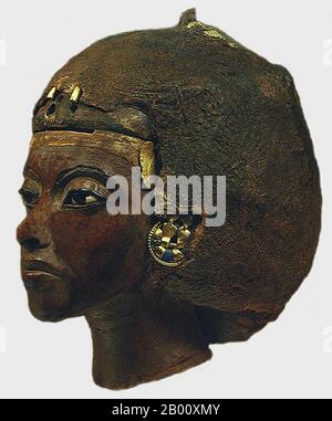 Egipto: Tiye (1398-1338 AC), Gran Reina del Faraón Amenhotep III de la XVIII Dinastía (r.c. 1388-51 AEC), c. 1355 BCE. Tiye (c. 1398 AC – 1338 AC, también escrito Taia, Tiy y Tiyi) era la hija de Yuya y Tjuyu (también escrito Thuyu). Ella se convirtió en la Gran esposa Real del faraón egipcio Amenhotep III y matriarca de la familia Amarna de la cual nacieron muchos miembros de la familia real del Antiguo Egipto. El padre de Tiye, Yuya, era un rico terrateniente de la ciudad del Alto Egipto de Akhmin, donde sirvió como sacerdote y superintendente de bueyes.