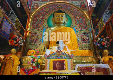 India: Imagen del Buda Sakyamuni en el monasterio de Tawang, Arunachal Pradesh. Foto de Sandrog (Licencia CC BY-SA 2.5). Estatua de ocho metros de altura del Buda Sakyamuni en el monasterio de Tawang en el oeste de Arunachal Pradesh. Foto de stock