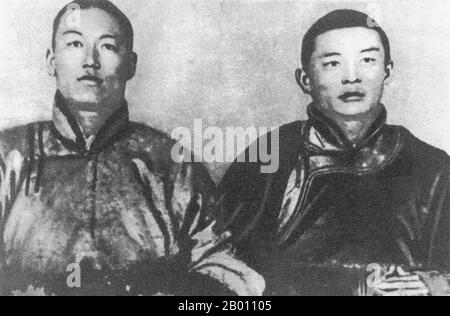 Mongolia: Damdin Sukhbaatar (1893-1923, izquierda) y Khorloogiin Choibalsan (1895-1952, derecha), líderes revolucionarios mongoles, principios de 1920s. Damdin Sukhbaatar (2 de febrero de 1893 - 20 de febrero de 1923) fue un líder militar mongol en la revolución de 1921. Es recordado como una de las figuras más importantes de la lucha de Mongolia por la independencia. Khorloogiin Choibalsan se unió a Sukhbaatar para formar el Partido Revolucionario del Pueblo de Mongolia. Después de que las fuerzas del Ejército Rojo mongol y soviético entraron en Urga en 1921 y establecieron un gobierno pro-soviético, Choibalsan se convirtió en viceministro de guerra. Foto de stock