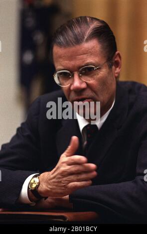 Estados Unidos: Robert McNamara (9 de junio de 1916 - 6 de julio de 2009), Secretario de Defensa de los Estados Unidos durante la Segunda Guerra de Indochina (1961-1968), en la Sala del Gabinete, Casa Blanca, Washington, DC. Foto de Yoichi R. Okamoto (5 de julio de 1915 - 24 de abril de 1985, dominio público), 22 de noviembre de 1967. La Segunda Guerra de Indochina, conocida en América como la Guerra de Vietnam, fue un conflicto militar de la época de la Guerra Fría que ocurrió en Vietnam, Laos y Camboya desde el 1 de noviembre de 1955 hasta la caída de Saigón el 30 de abril de 1975. Esta guerra siguió a la Primera Guerra de Indochina y fue librada entre el Vietnam del Norte comunista y el Vietnam del Sur 'democrático'.
