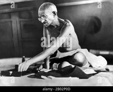 Mohandas Karamchand Gandhi (2 de octubre de 1869 – 30 de enero de 1948) fue el líder político e ideológico preeminente de la India durante el movimiento de independencia de la India. Fue pionero en satyagraha. Esto se define como la resistencia a la tiranía a través de la desobediencia civil masiva, una filosofía firmemente fundada en ahimsa, o la no violencia total. Este concepto ayudó a la India a ganar independencia e inspiró movimientos por los derechos civiles y la libertad en todo el mundo. Gandhi es a menudo referido como Mahatma Gandhi o 'Gran Alma', un honorífico primero aplicado a él por Rabindranath Tagore. En la India también se le llama Bapu (Guj