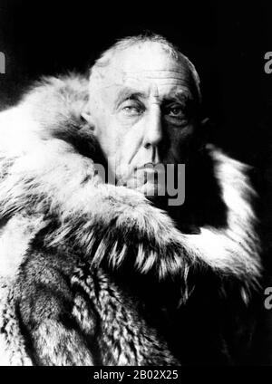 Roald Engelbregt Gravning Amundsen (16 De Julio De 1872 – C. 18 de junio de 1928) fue un explorador noruego de regiones polares. Dirigió la expedición antártica (1910–12), que fue la primera en llegar al Polo Sur, el 14 de diciembre de 1911. En 1926 fue el primer líder de la expedición que fue reconocido sin disputa como que había llegado al Polo Norte. También es conocido por tener la primera expedición para atravesar el Paso del Noroeste (1903–06) en el Ártico. Desapareció en junio de 1928 en el Ártico mientras tomaba parte en una misión de rescate en avión. Amundsen fue uno de los líderes clave de la expedición, incluyendo Douglas Mawson, Rober Foto de stock
