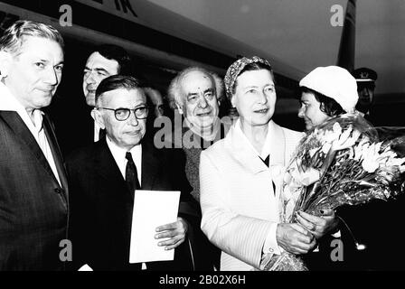 Jean-Paul Sartre (1905-1980), filósofo existencialista francés, fumar pipa  en 1964, año en que fue galardonado con el Premio Nobel de la paz  Fotografía de stock - Alamy