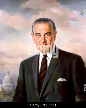 Lyndon Baines Johnson (27 de agosto de 1908 – 22 de enero de 1973), a menudo conocido como LBJ, fue el 36º Presidente de los Estados Unidos (1963–1969) después de su servicio como 37º Vicepresidente de los Estados Unidos (1961–1963). Él es uno de sólo cuatro personas que sirvieron en las cuatro oficinas federales elegidas de los Estados Unidos: Representante, Senador, Vicepresidente y Presidente. Johnson, demócrata, sirvió como representante de los Estados Unidos en Texas, de 1937 a 1949 y como senador de los Estados Unidos de 1949 a 1961, incluyendo seis años como líder De La Mayoría del Senado de los Estados Unidos, dos como Leade De La Minoría del Senado Foto de stock