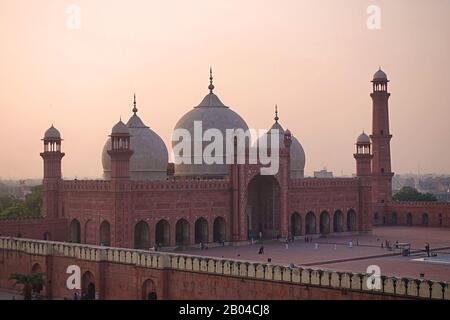 Cúpulas de la Mezquita Badshahi (Mezquita del Emperador) construida en 1673 por el emperador mogol Aurangzeb en Lahore, Pakistán - Vista desde la azotea Foto de stock