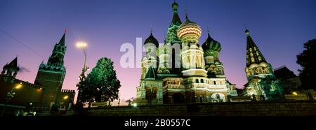 Ángulo de visión baja de una catedral, la Catedral de San Basilio, la Plaza Roja, Moscú, Rusia Foto de stock