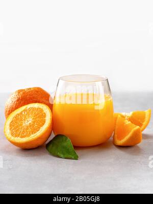Zumo de naranja recién exprimido en un vaso Foto de stock