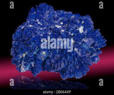 Azurita es una piedra suave, llamada así por su profundo color azul celeste. Es un mineral de carbonato de cobre que se encuentra en las partes oxidadas superiores del mineral de cobre fo