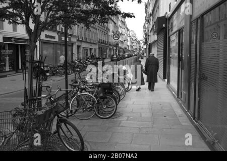 Pareja Mayor, Rue Notre Dame De Nazareth, París Foto de stock