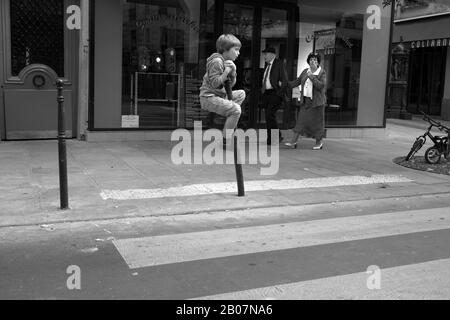 Niño en un bollard, Rue Notre Dame de Nazareth, París Foto de stock
