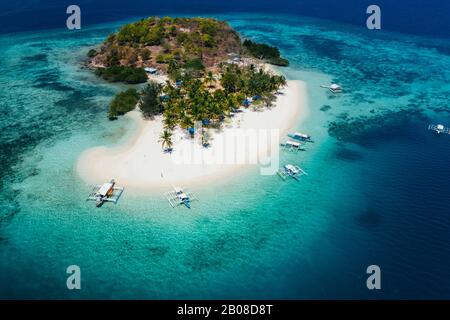 Pasar la isla en las filipinas, provincia de coron. Tiro aéreo de drone sobre vacaciones, viajes y lugares tropicales Foto de stock
