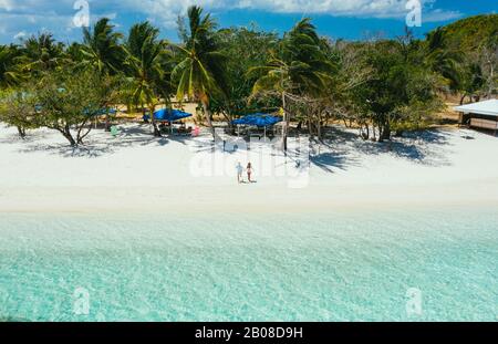 Pasar la isla en las filipinas, provincia de coron. Tiro aéreo de drone sobre vacaciones, viajes y lugares tropicales Foto de stock