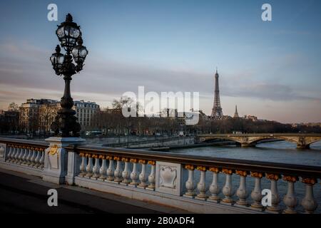 La Torre Eiffel vista desde un puente sobre el Sena en París, Francia