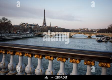 La Torre Eiffel vista desde un puente sobre el Sena en París, Francia