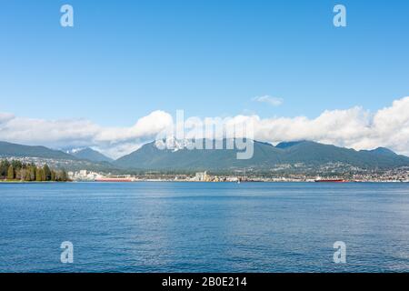 Vancouver, British Columbia, Canadá - Diciembre de 2019 - Vista a la montaña con nubes en un hermoso día de cielo azul en el puerto de la costa oeste.