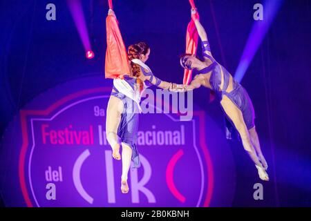 Girona, ESPAÑA - FEBRERO 17: Las velas rojas rusas realizan habilidades aéreas durante el Festival Internacional de Circo 'Elefant d'Or' en el Parc de la Devesa