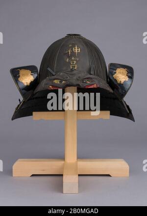 Hombre japonés de pie en traje de armadura samurai completo hecho de papel  comprimido. Cabeza y hombros, con casco, suji bachi Kabuto, con kuwagata  Fotografía de stock - Alamy