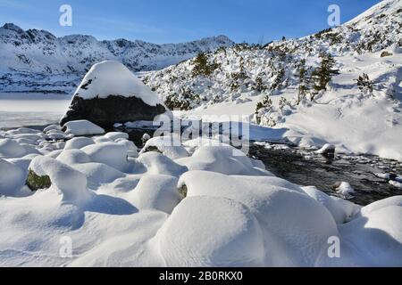 Cinco lagos valle en el paisaje invernal de las montañas de Tatra Alto, Polonia